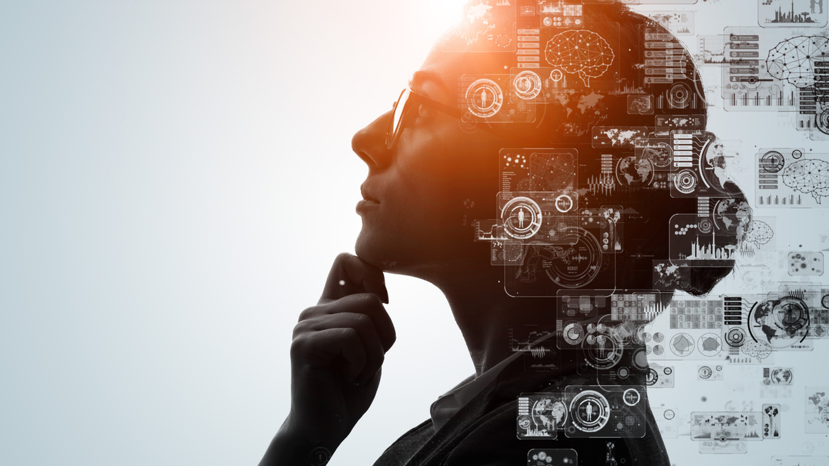 Perfil de una mujer pensativa con gafas, cuya silueta está integrada con iconos digitales de redes neuronales, gráficos de datos y cerebros artificiales, simbolizando el pensamiento analítico y la inteligencia artificial.