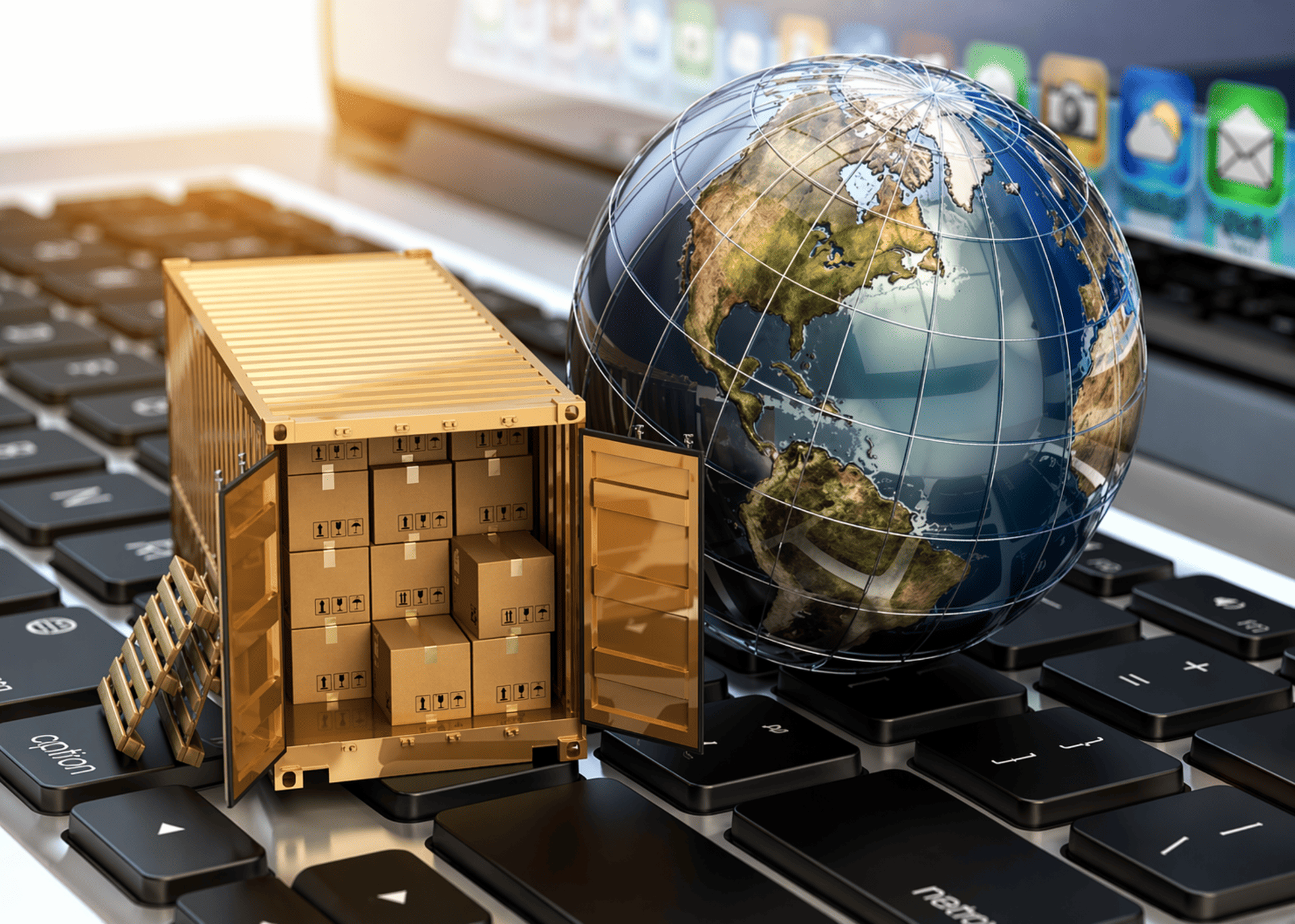 Un globo terráqueo de cristal y un contenedor de carga dorado abierto con cajas en su interior, situados sobre el teclado de un ordenador portátil; una metáfora visual del comercio electrónico global y la logística internacional.